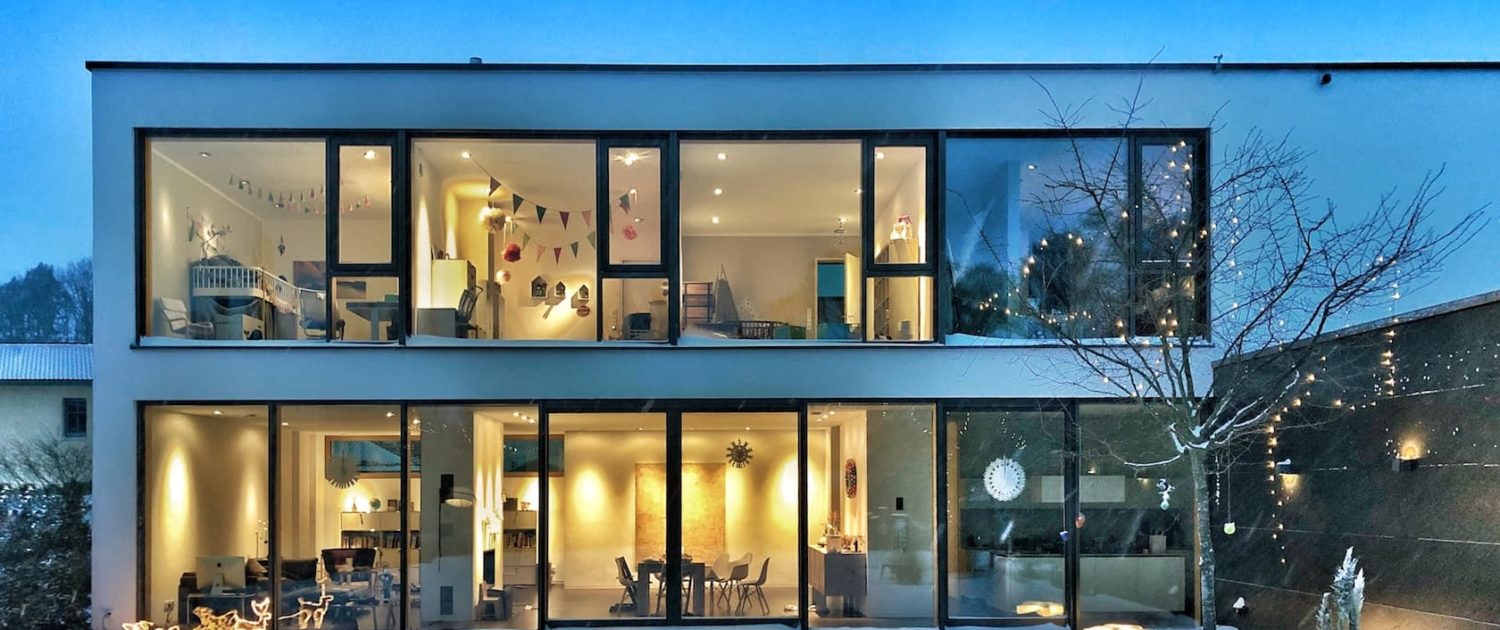 Modernes Haus mit Glasfront